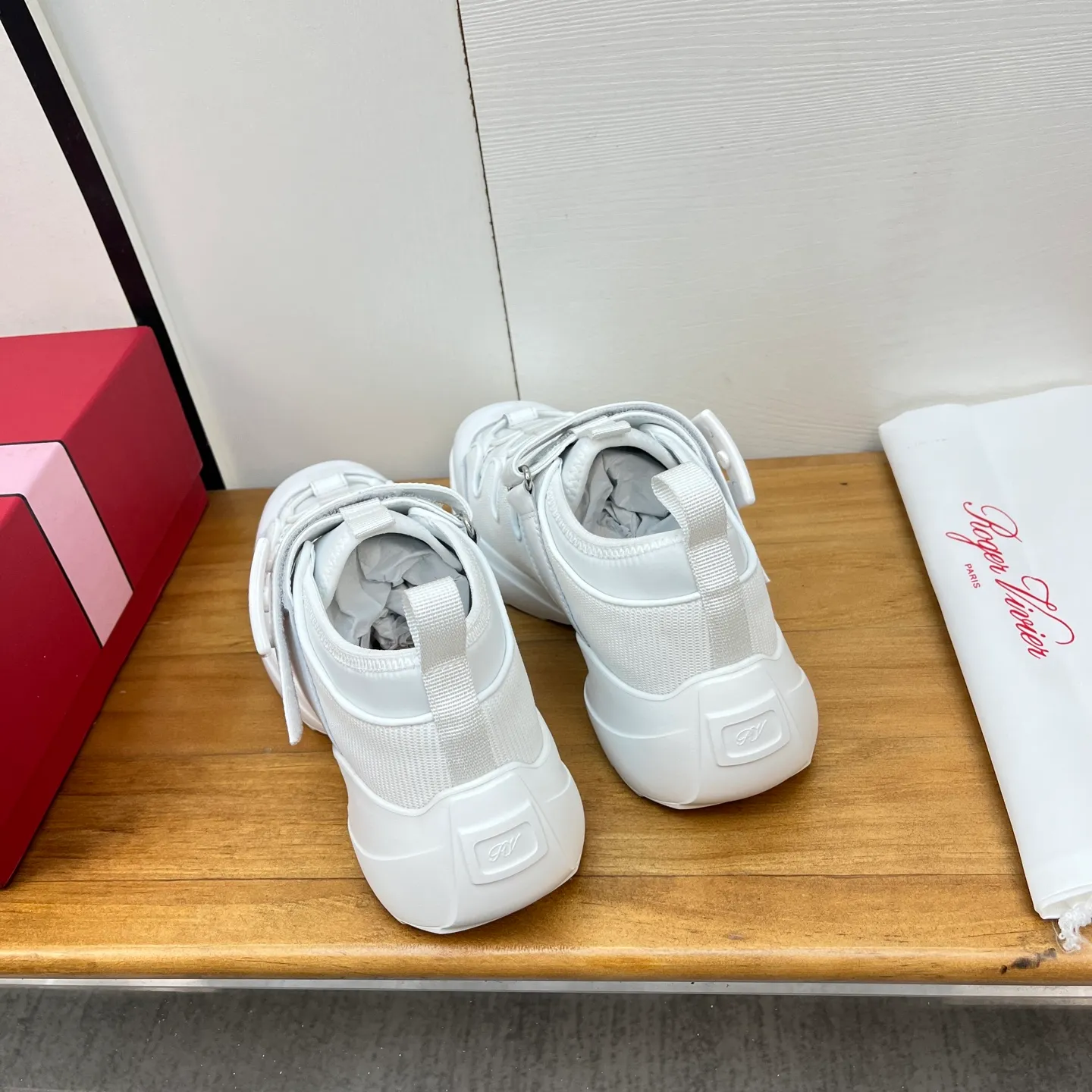 👟👟Ex-factory price 560👟👟 Genuine leather sole +30 2025 spring and summer new CHANEL white slippers, full of luxury style. The upper is decorated with iconic double C elements and is matched with exquisite plaid weaving. It is light and elegant, and the details are full of brand recognition. The simple flat bottom design fits the shape of the foot and brings a comfortable wearing experience. Whether paired with casual shorts, skirts, or simple suits, it can easily enhance the sense of fashion and highlight the wearer's exquisite taste and elegance. It is an excellent item for fashionistas to create exquisite looks. Color: black white